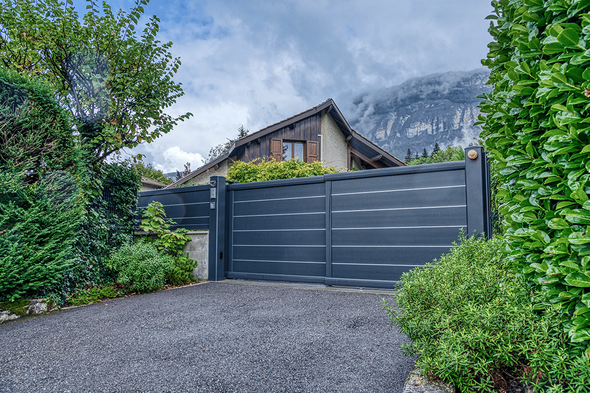 Portail télescopique Signature Origin lames 255 RAL 2100 décor Hygie