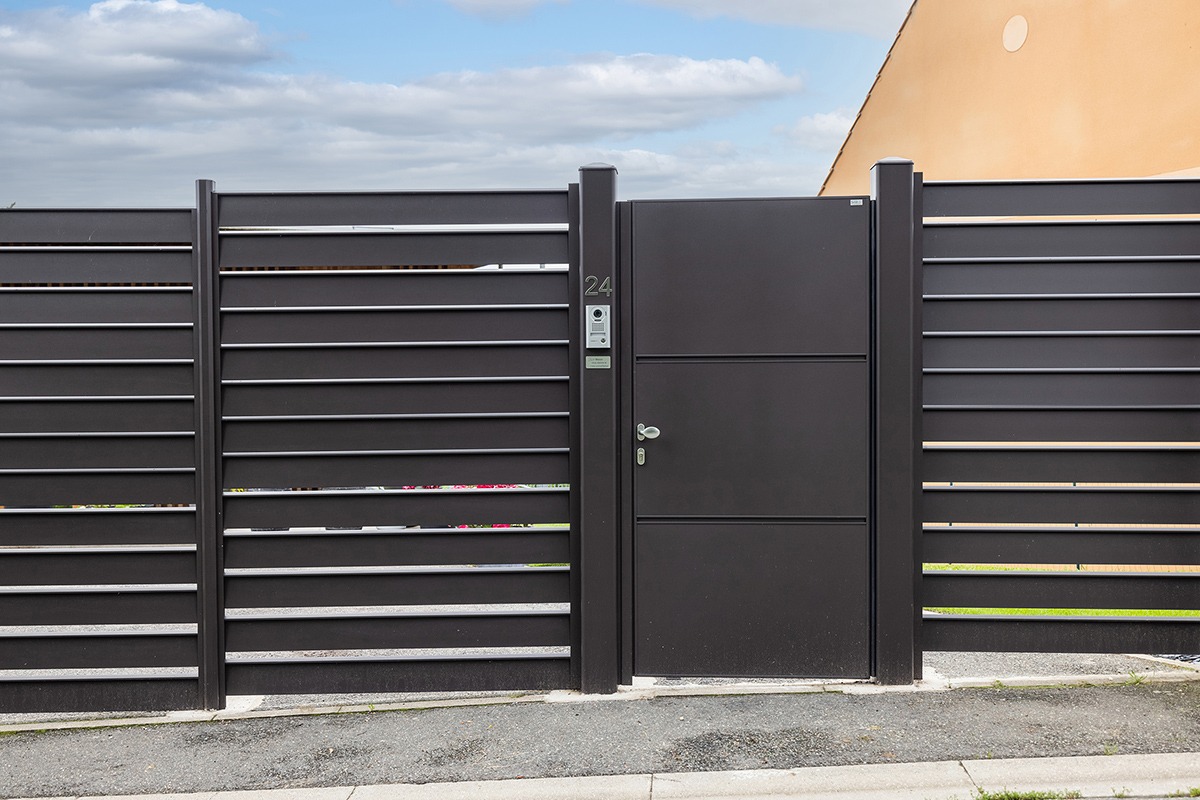 Portillon alu gamme Quadra modèle P3 - RAL8019