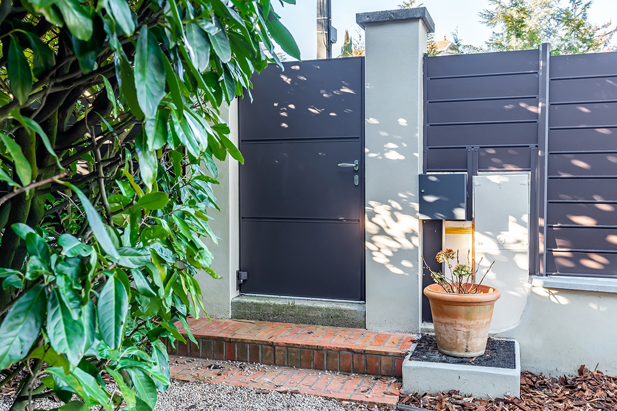 Portillon alu gamme Quadra modèle P3 - RAL8019