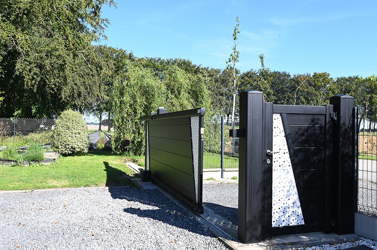 Portillon alu gamme Signature modèle Corsiva - RAL9005