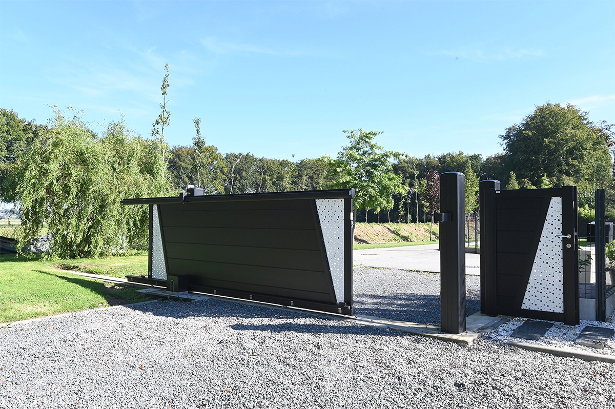 Portillon alu gamme Signature modèle Corsiva - RAL9005