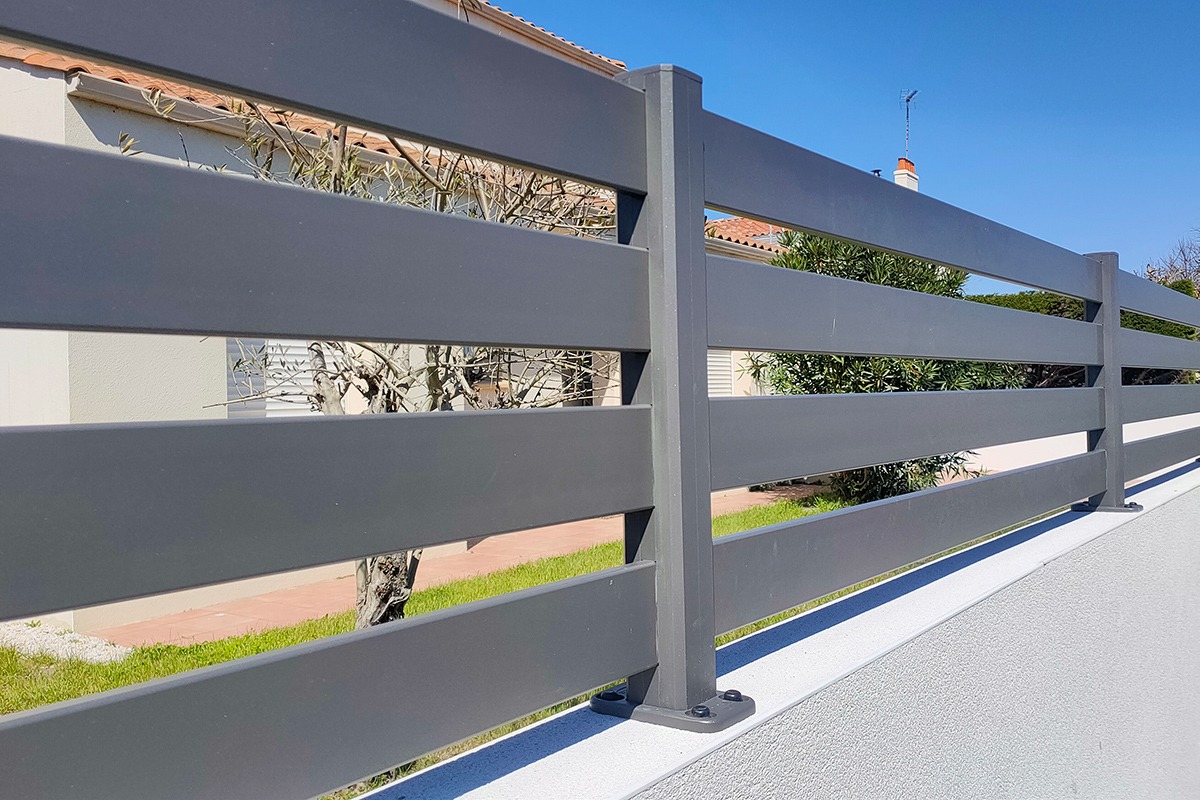 Clôture alu gamme Classic modèle Sabaria 100 - RAL2900