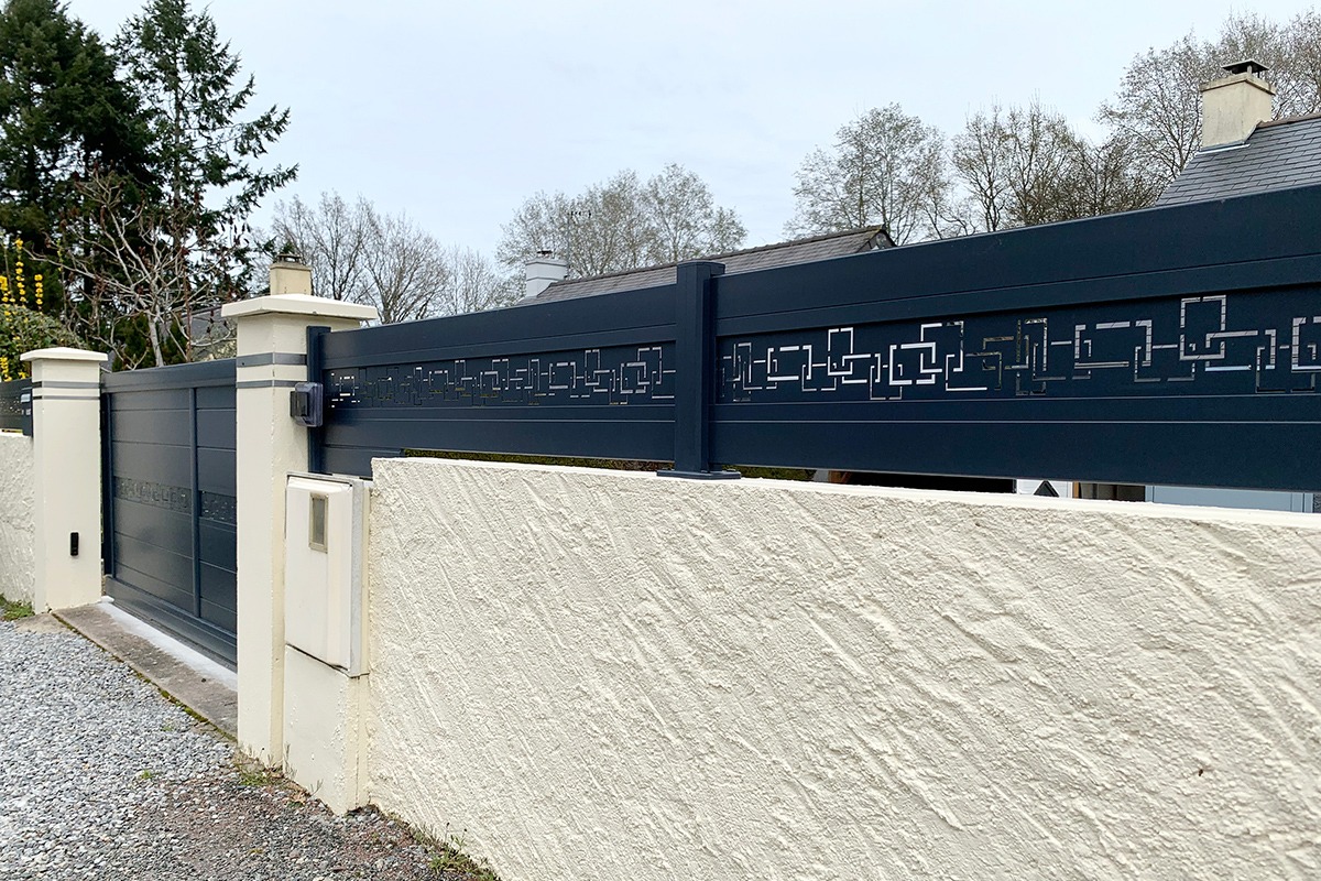 Clôture alu gamme Signature modèle Helvetica décor Labyrinthe- Bleu canon