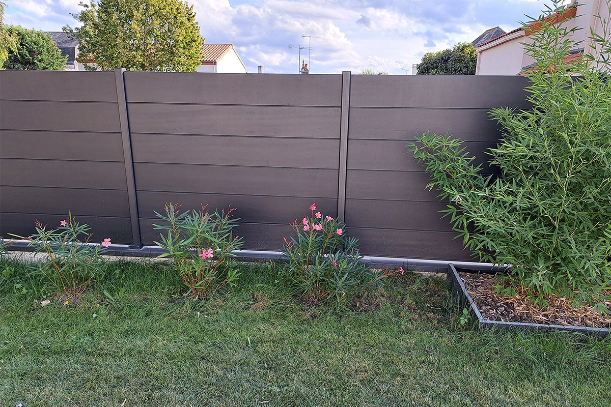 Clôture alu gamme Signature modèle Helvetica - RAL2100