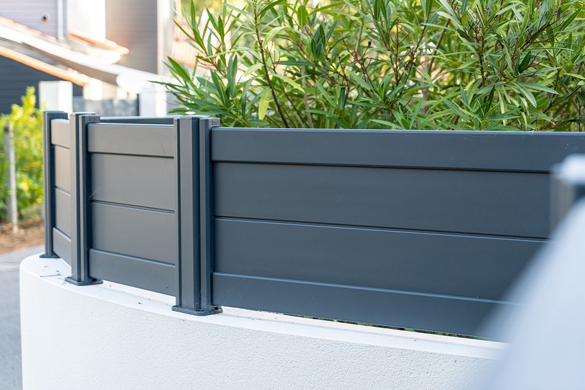 Clôture alu gamme Signature modèle Helvetica - RAL7016