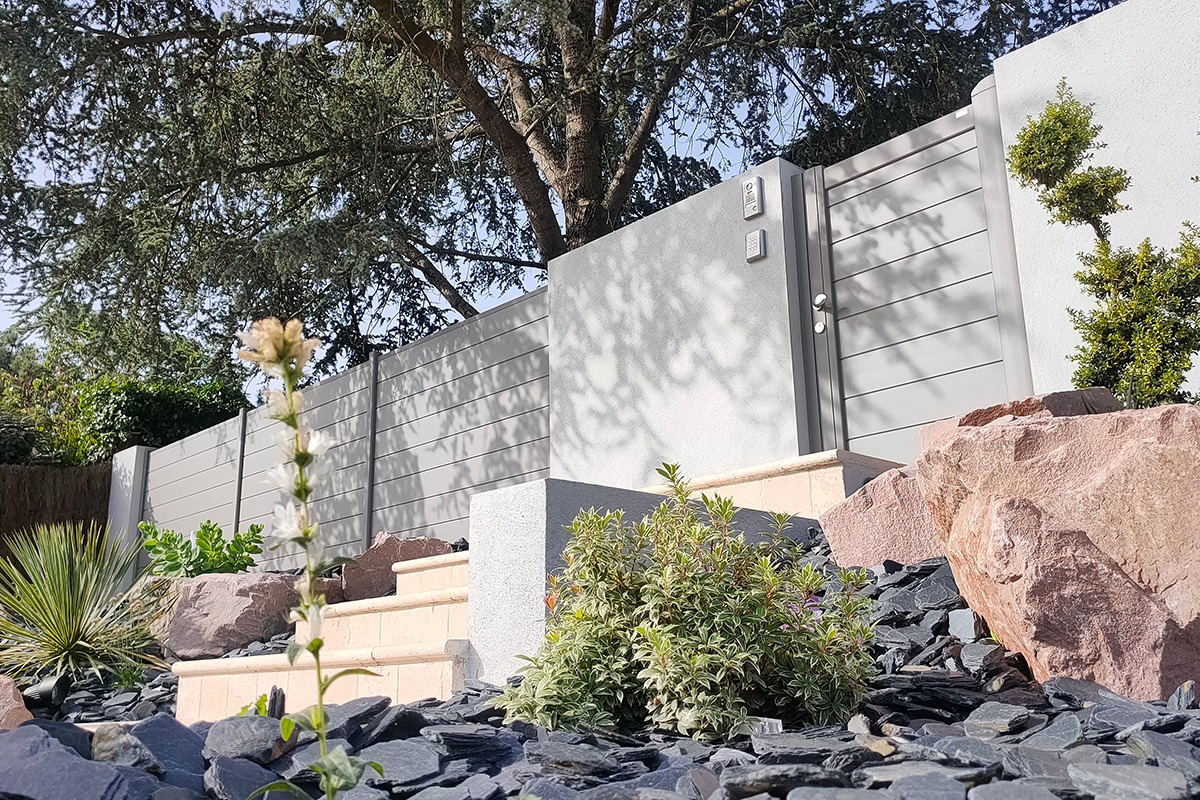 Clôture alu gamme Signature modèle Helvetica - RAL9007