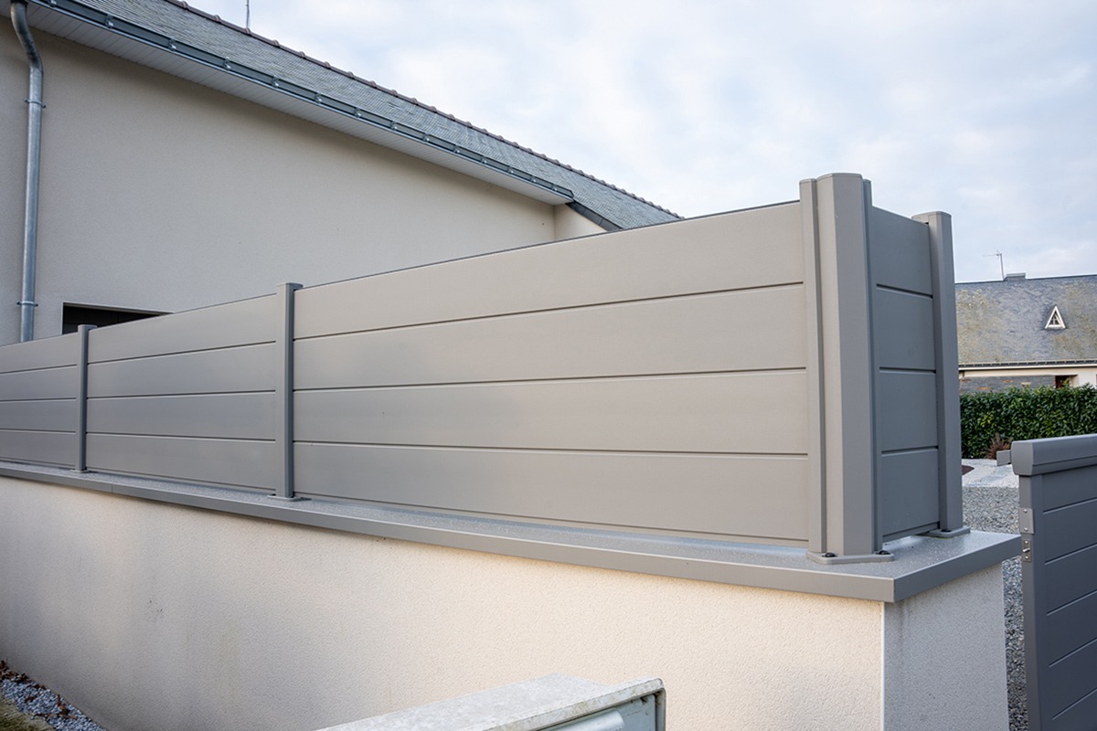 Clôture alu gamme Signature modèle Helvetica - RAL9007