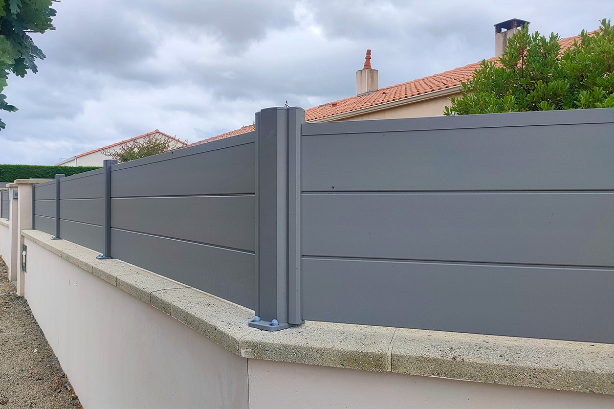 Clôture alu gamme Signature modèle Helvetica - RAL9007