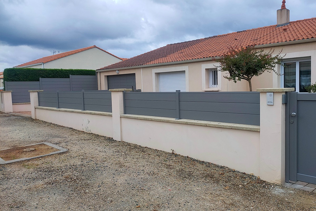 Clôture alu gamme Signature modèle Helvetica - RAL9007