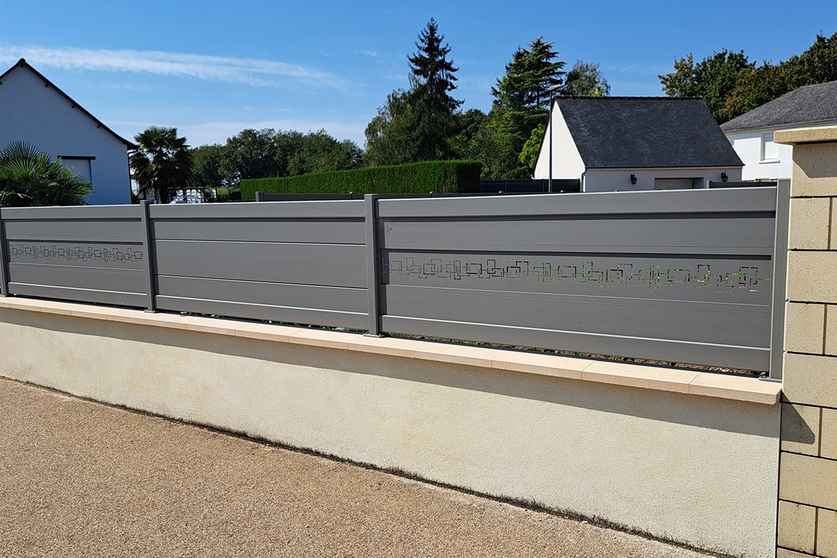 Clôture alu gamme Signature modèle Nordica décor Labyrinthe - RAL9007