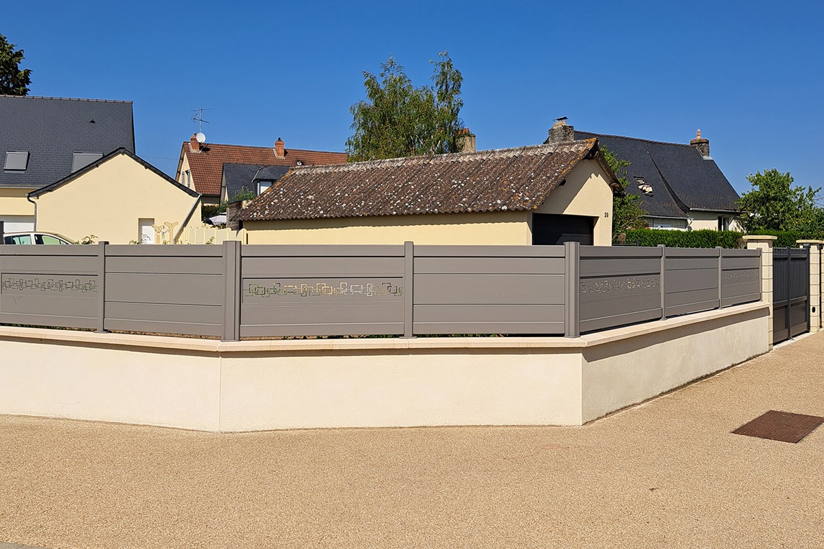 Clôture alu gamme Signature modèle Nordica décor Labyrinthe - RAL9007