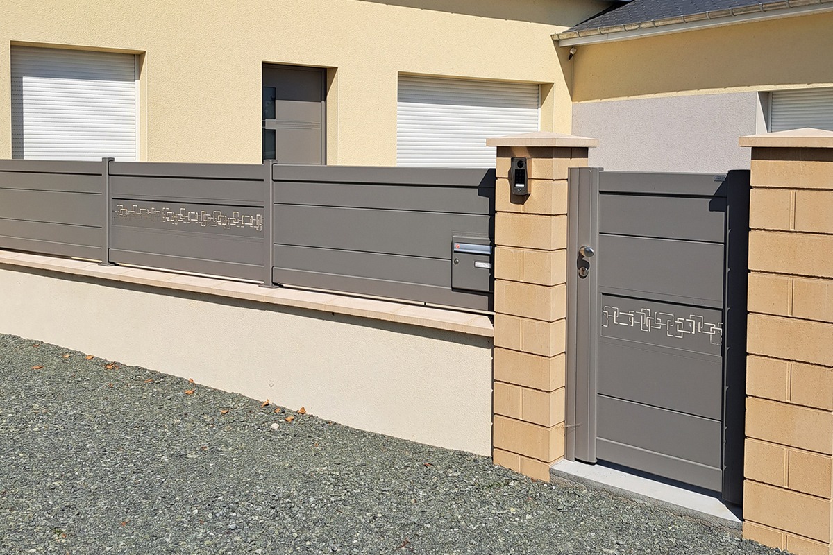 Clôture alu gamme Signature modèle Nordica décor Labyrinthe - RAL9007