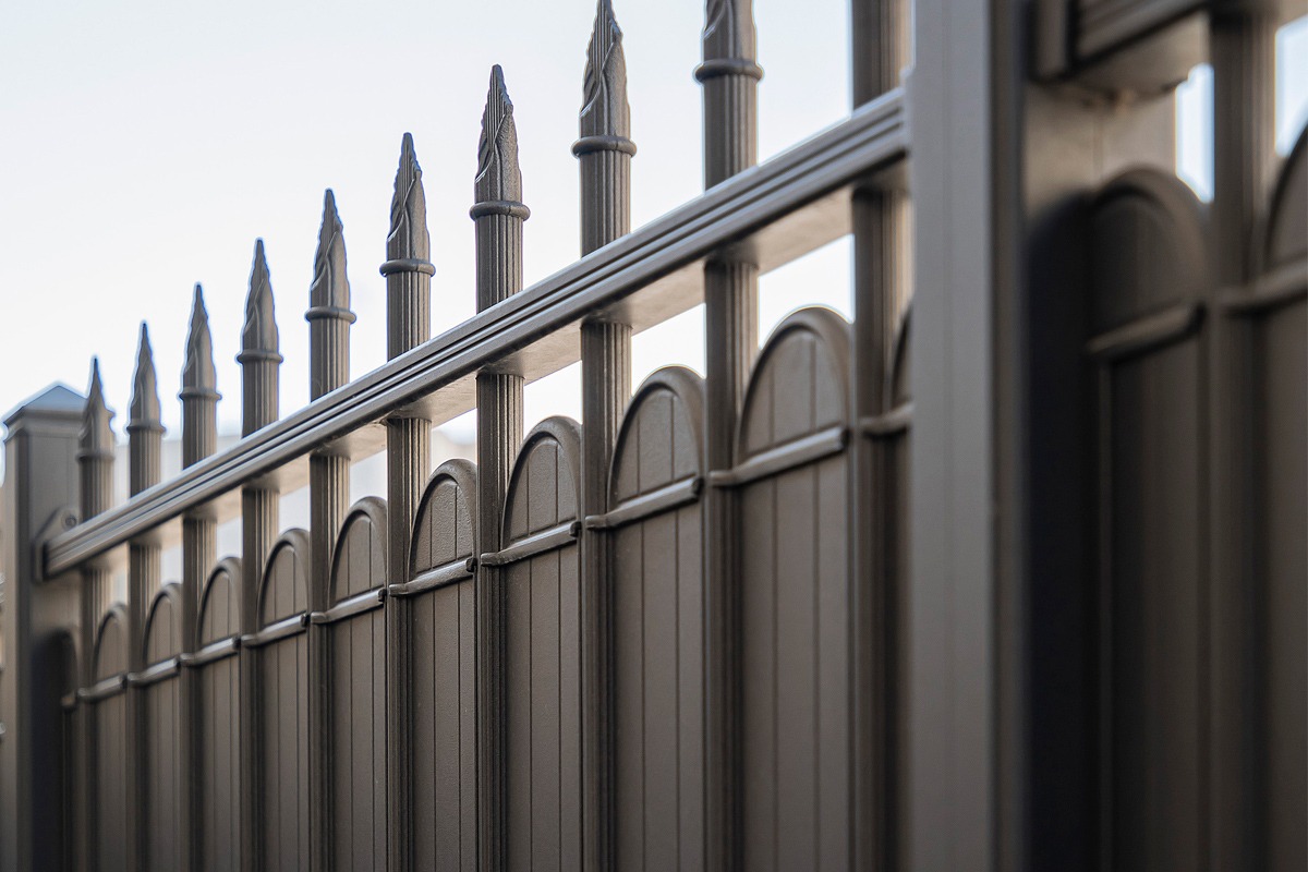 Portillon Molitor et clôture alu gamme Tradition modèle Tuilerie avec festonnage option fer de lance - RAL2100