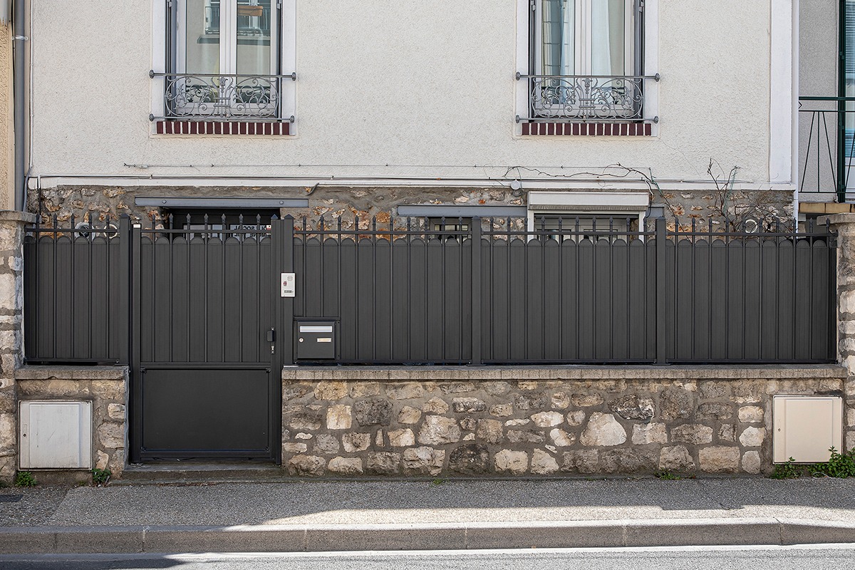 Portillon Molitor et clôture alu gamme Tradition modèle Tuilerie avec festonnage option fer de lance - RAL2100