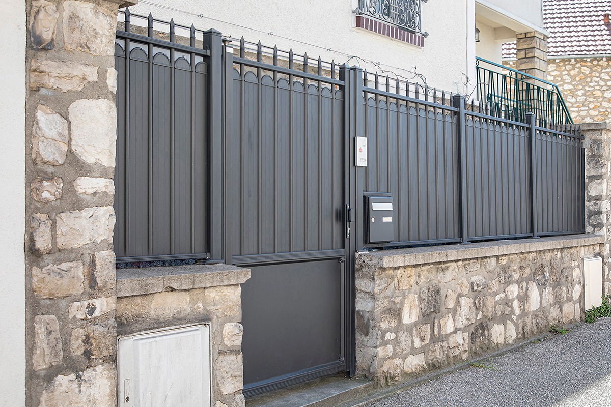 Portillon Molitor et clôture alu gamme Tradition modèle Tuilerie avec festonnage option fer de lance - RAL2100