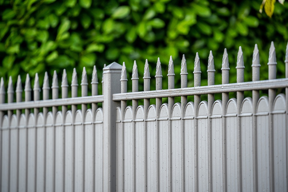 Clôture alu gamme Tradition modèle Tuilerie avec festonnage - RAL2900