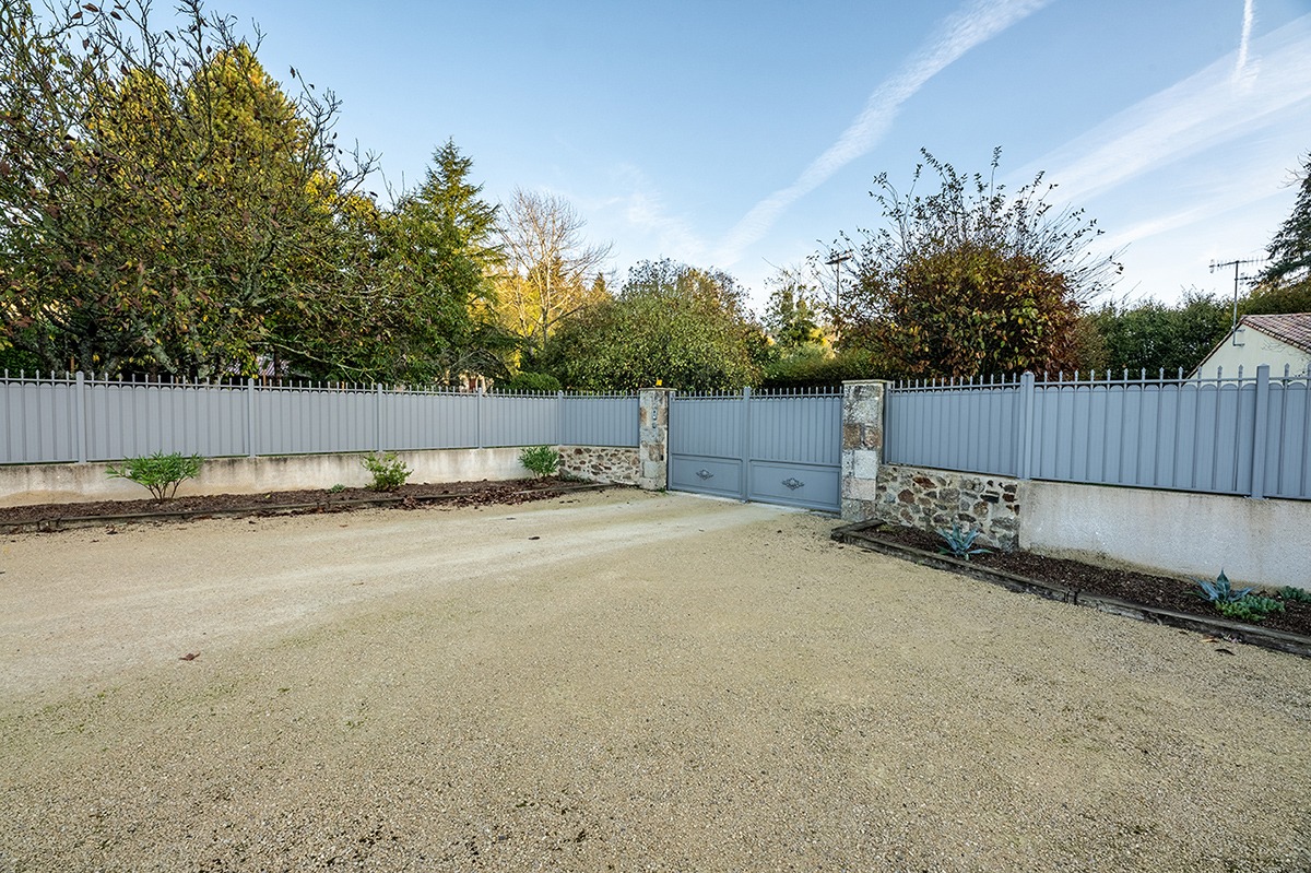 Clôture alu gamme Tradition modèle Tuilerie avec festonnage - RAL2900