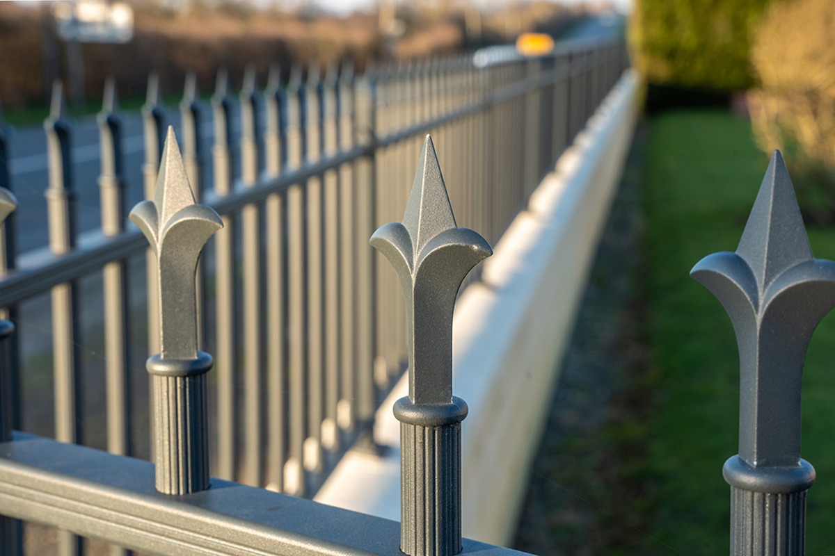 Clôture alu gamme Tradition modèle Tuilerie décor fleur de Lys - RAL7016