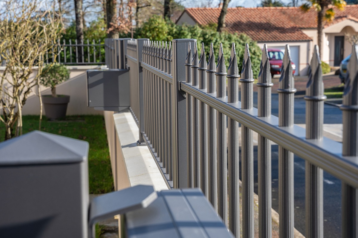 Clôture alu gamme Tradition modèle Tuilerie - RAL2900