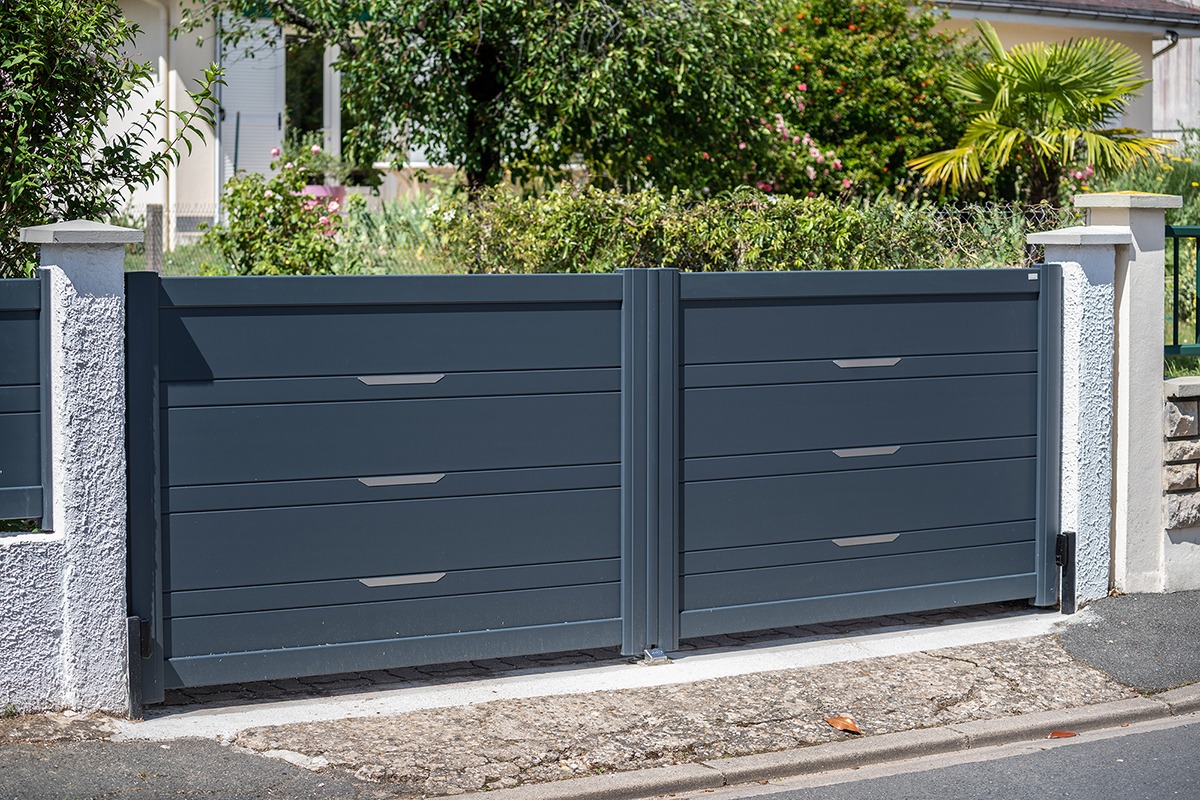 Idée embellissement de portail avec barrettes