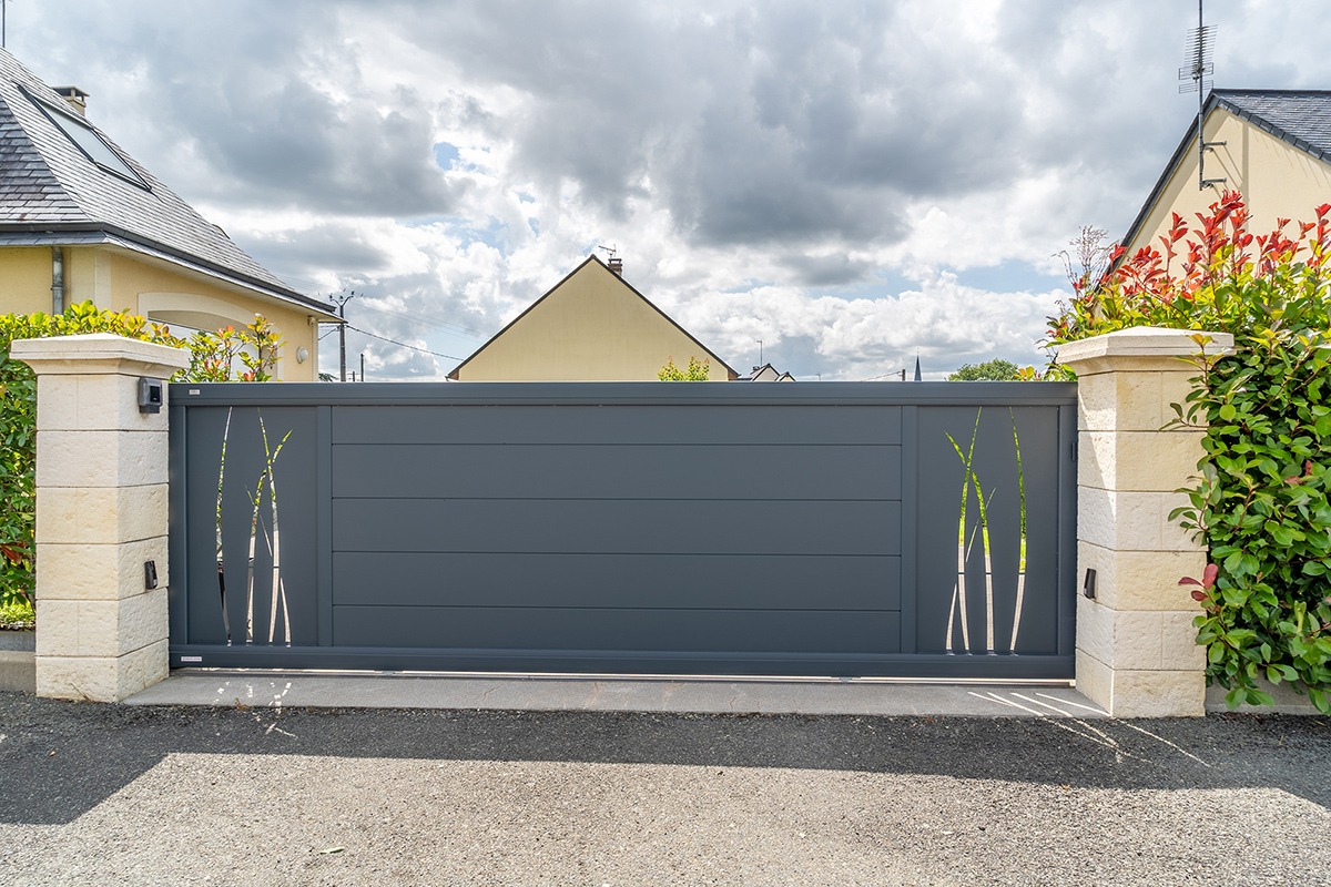 Idée embellissement de portail avec chapeaux