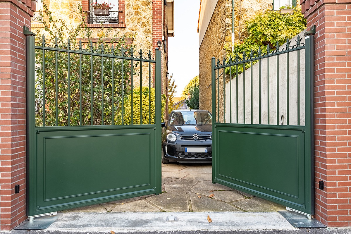 Idée embellissement de portail coloré