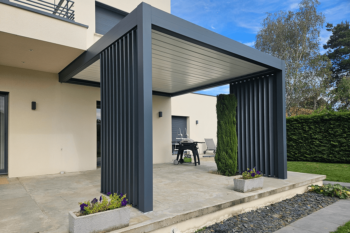 Pergola bioclimatique adossée gamme Signature - RAL7016