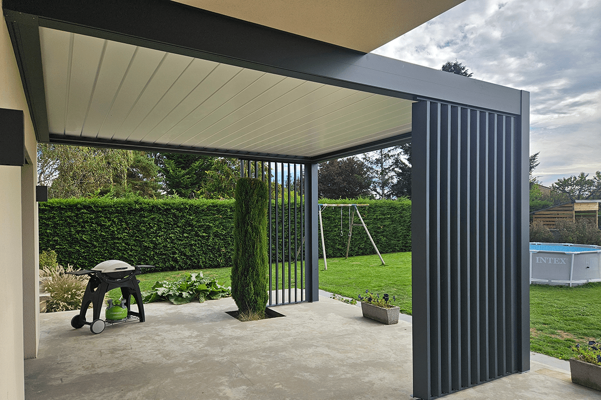 Pergola bioclimatique adossée gamme Signature - RAL7016