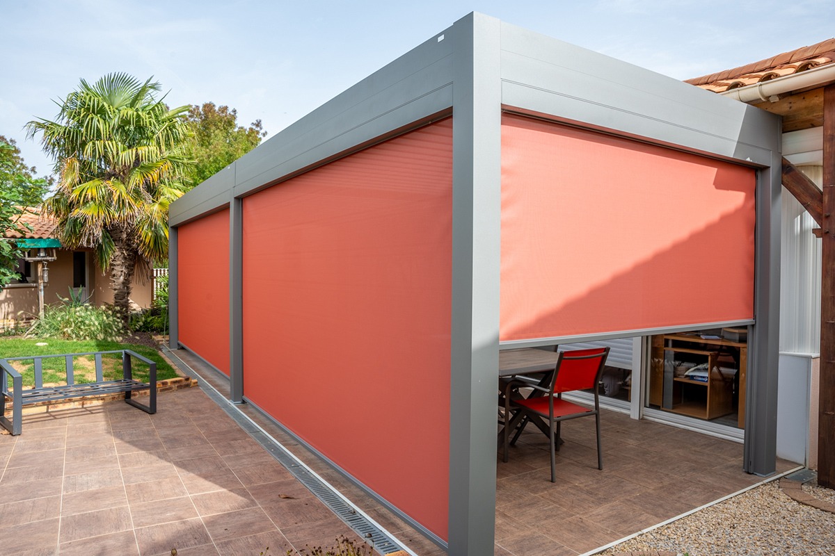 Pergola bioclimatique adossée gamme Signature - RAL9007