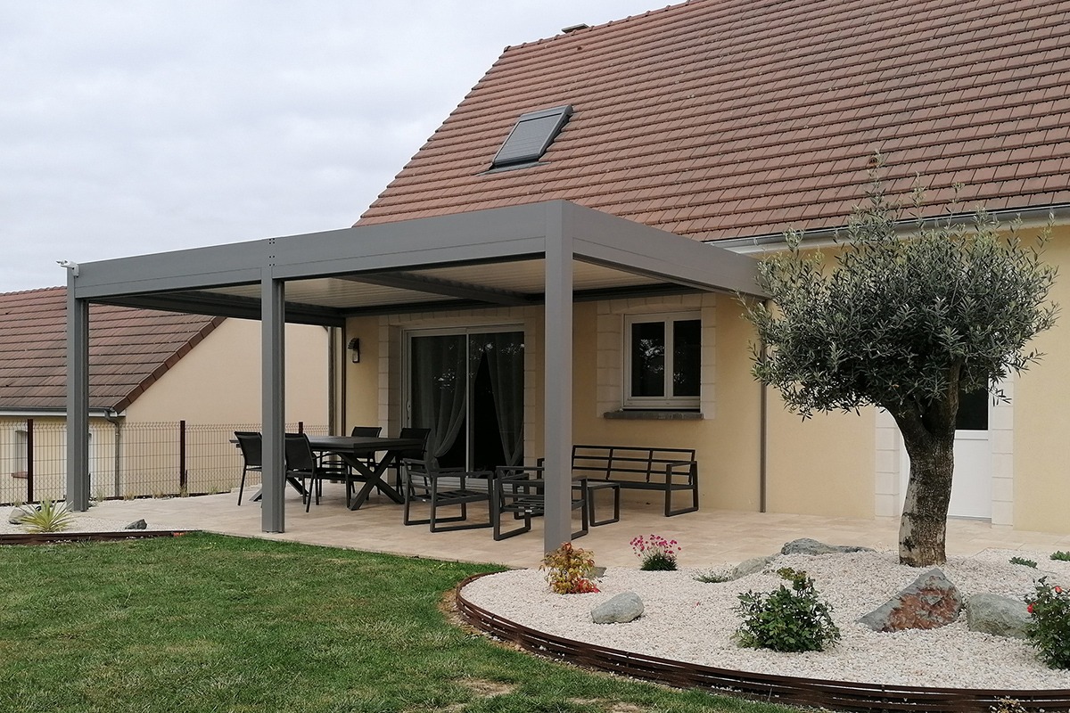 Pergola bioclimatique adossée gamme Signature - RAL9007