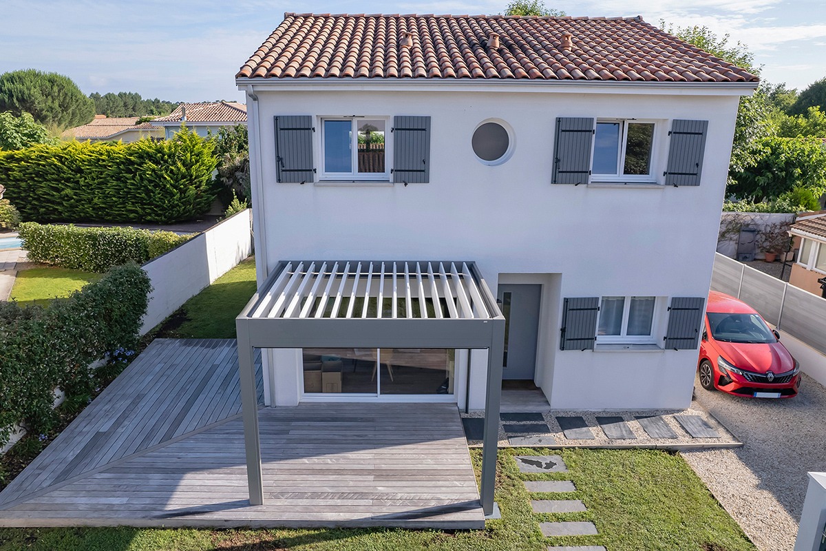 Pergola bioclimatique adossée gamme Signature - RAL9007