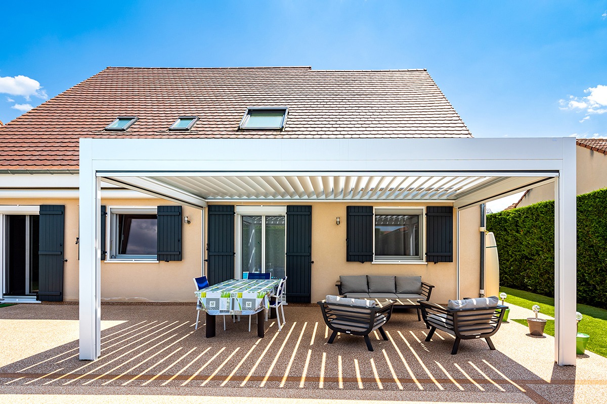 Pergola bioclimatique adossée gamme Signature - RAL9016