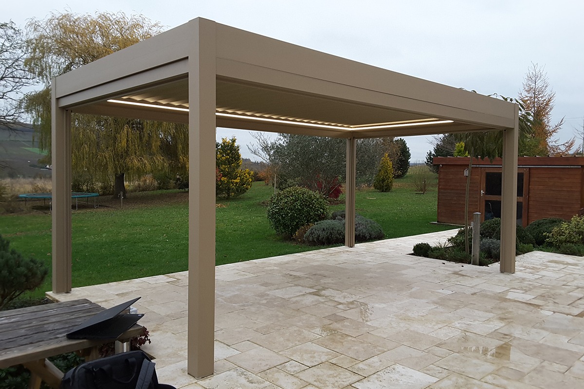 Pergola bioclimatique autoportée gamme Signature - RAL1019