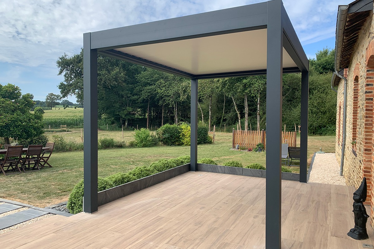 Pergola bioclimatique autoportée gamme Signature - RAL7016