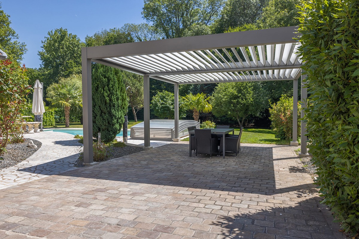 Pergola bioclimatique autoportée gamme Signature - RAL9007