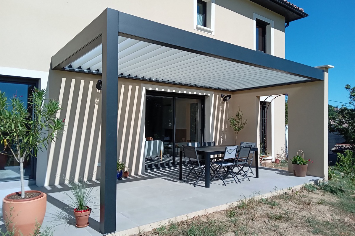 Pergola bioclimatique encastrée gamme Signature - RAL2100