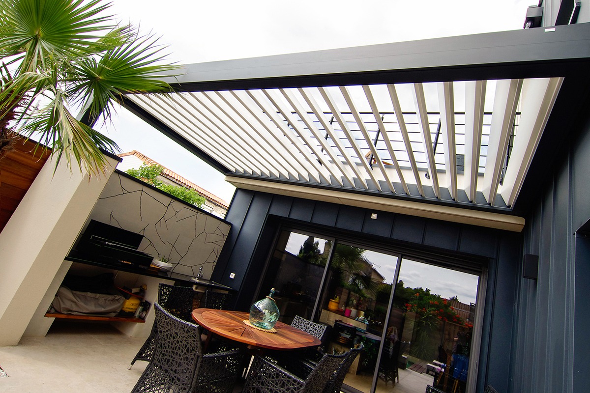 Pergola bioclimatique encastrée gamme Signature - RAL7016