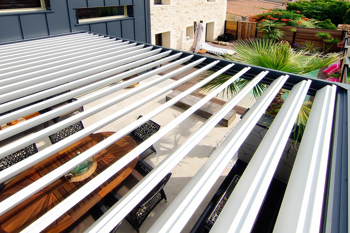 Pergola bioclimatique encastrée gamme Signature - RAL7016