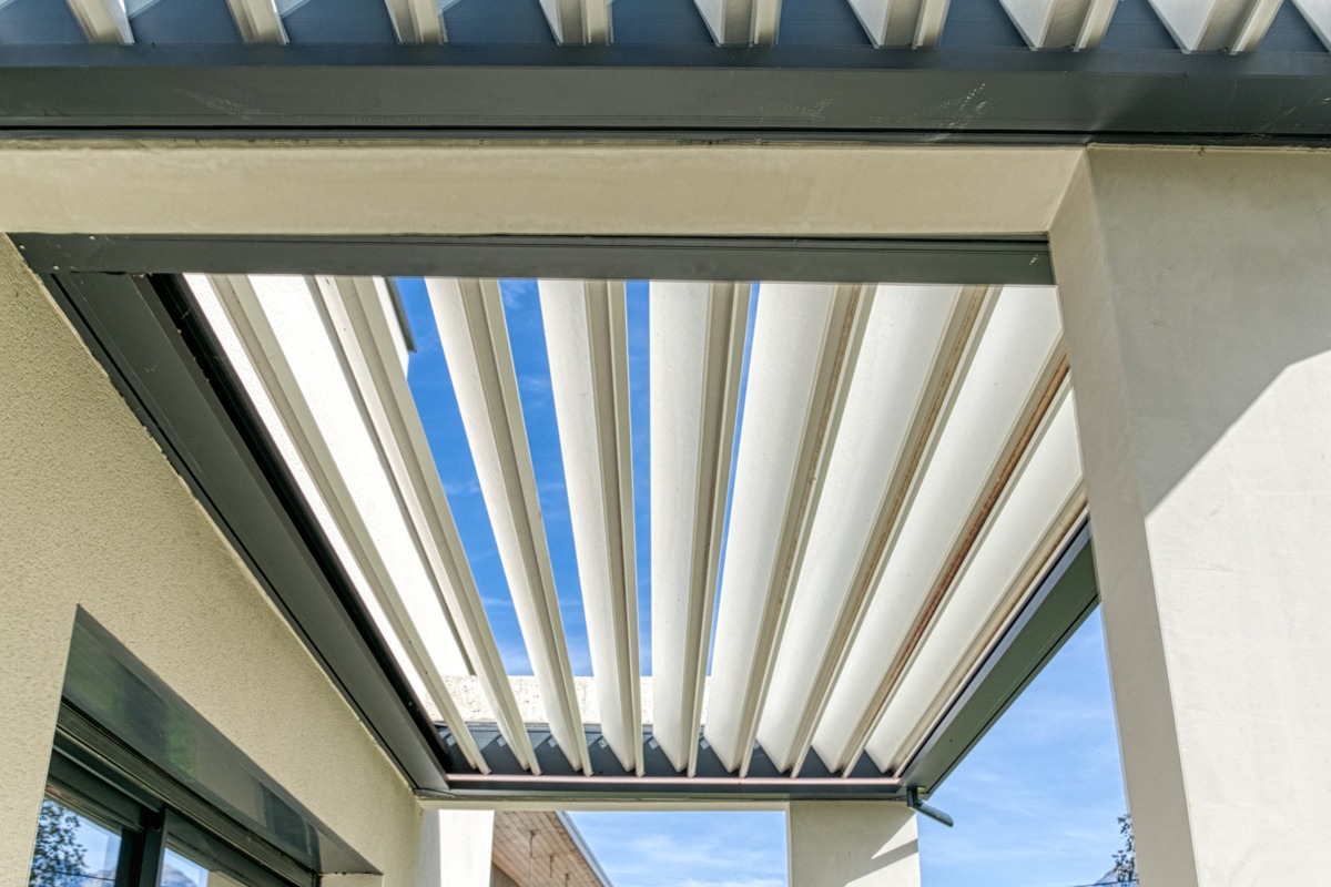 Pergola bioclimatique encastrée gamme Signature - RAL7016