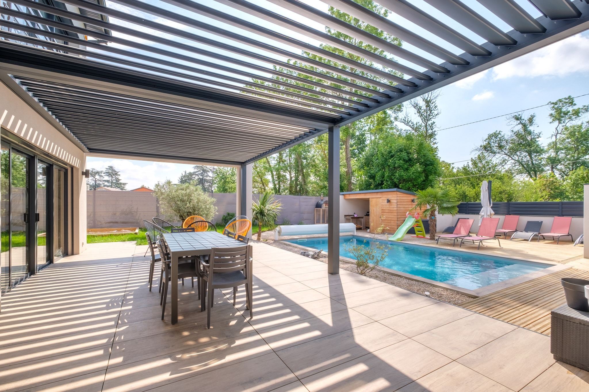 Pergola bioclimatique encastrée gamme Signature - RAL7016
