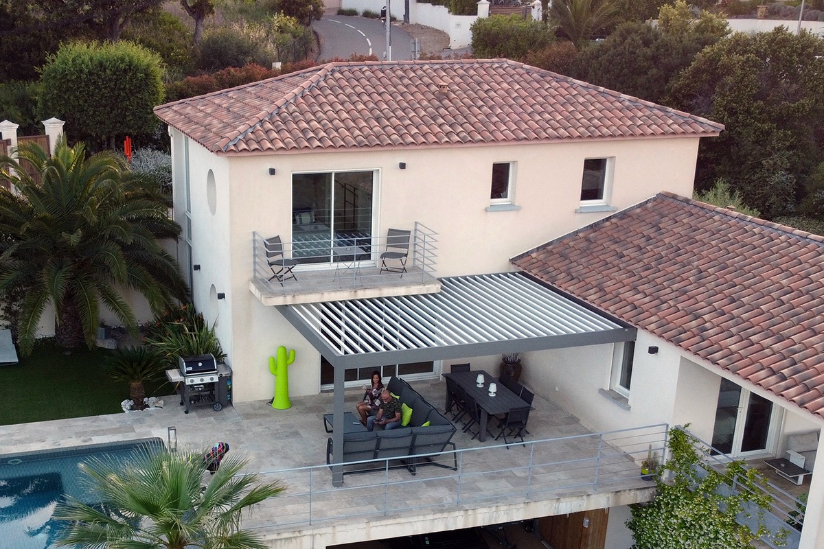 Pergola bioclimatique encastrée gamme Signature - RAL9007