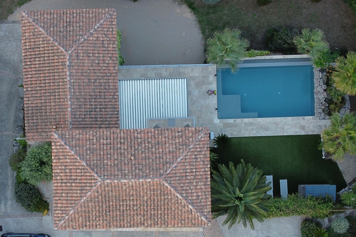 Pergola bioclimatique encastrée gamme Signature - RAL9007