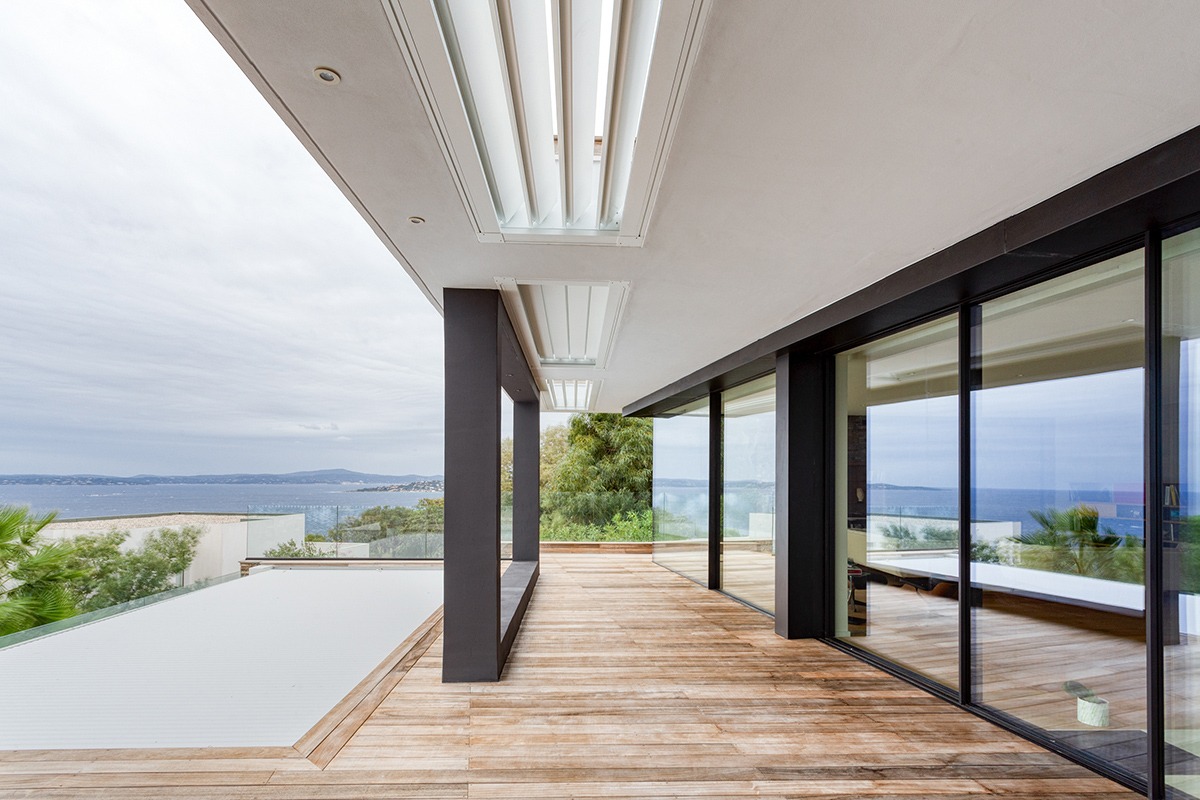 Pergola bioclimatique encastrée gamme Signature - RAL9016