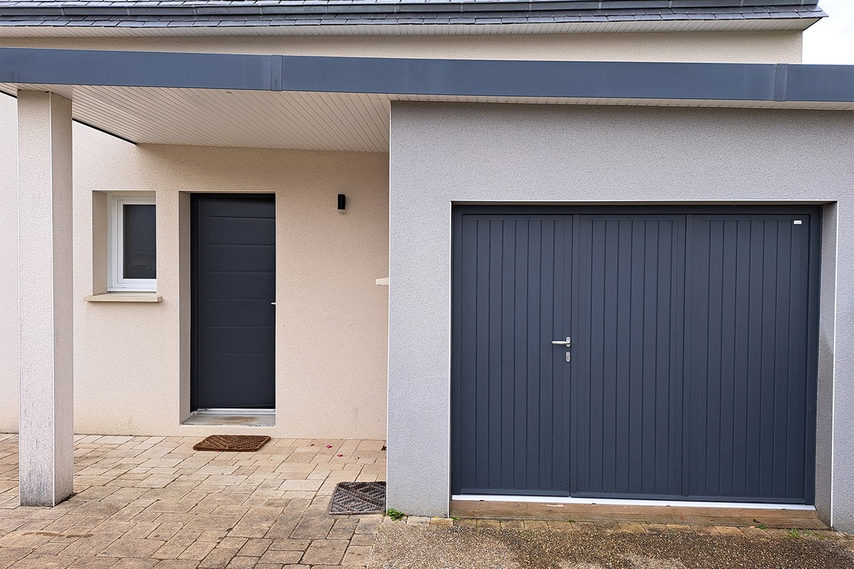 Porte de garage battante modèle Canada - RAL 7016