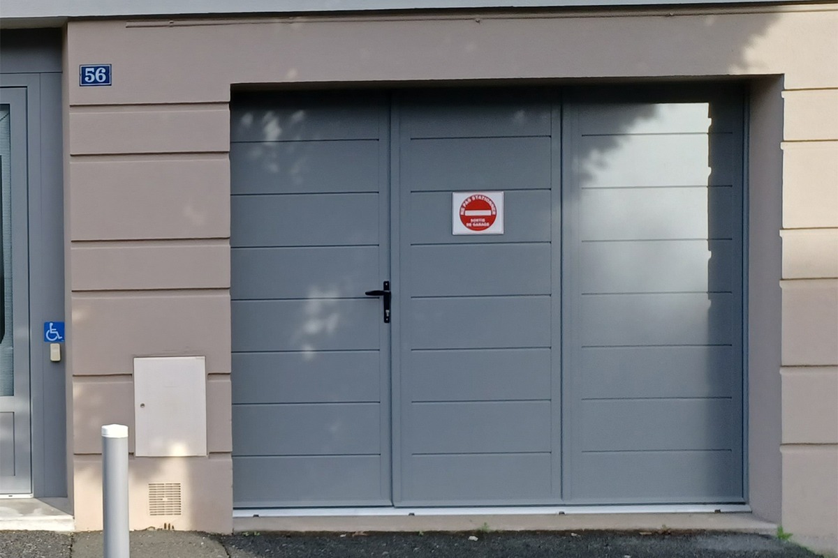 Porte de garage battante modèle grèce - RAL 9007