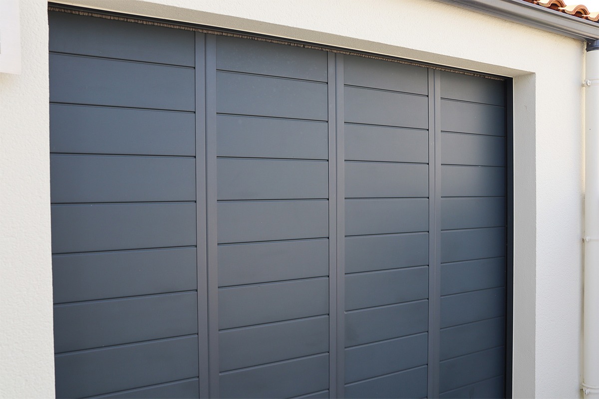 Porte de garage coulissante gamme Prestige/Confort modèle Dustin/Albanie - RAL7016