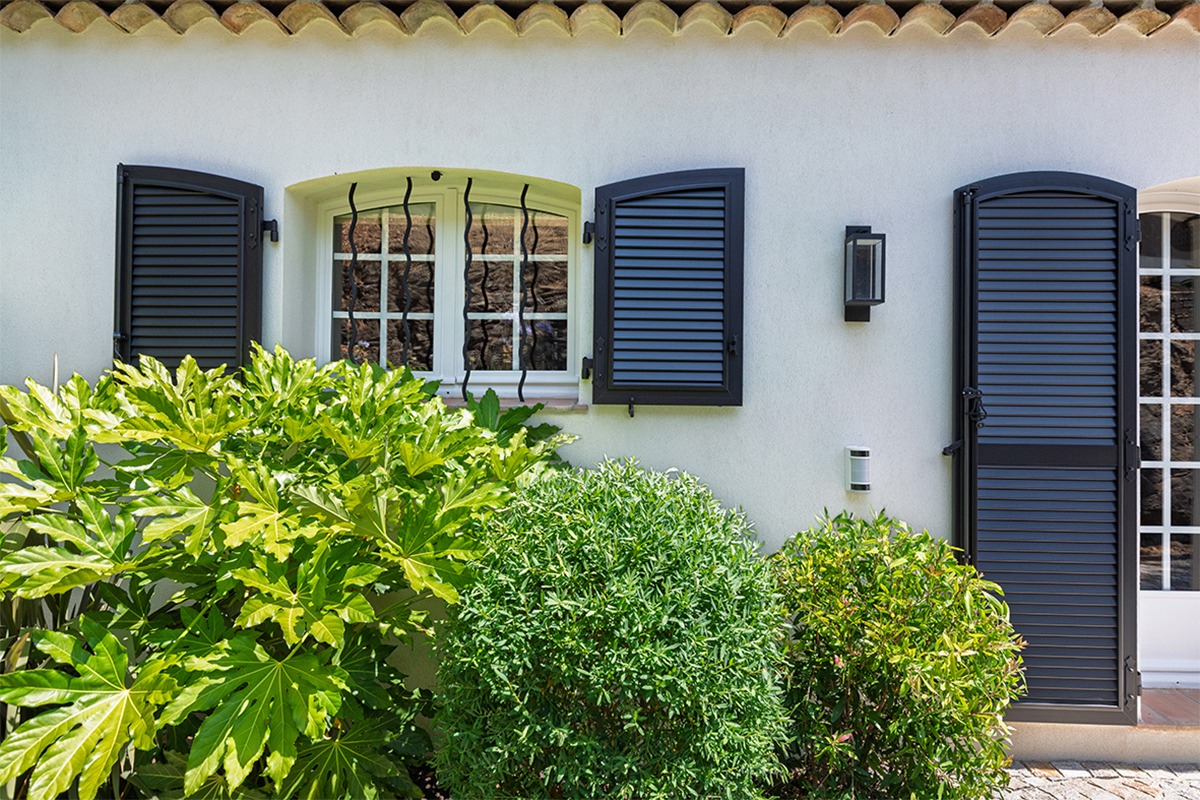 Volets battants gamme Intemporel modèle Calypso - RAL2100