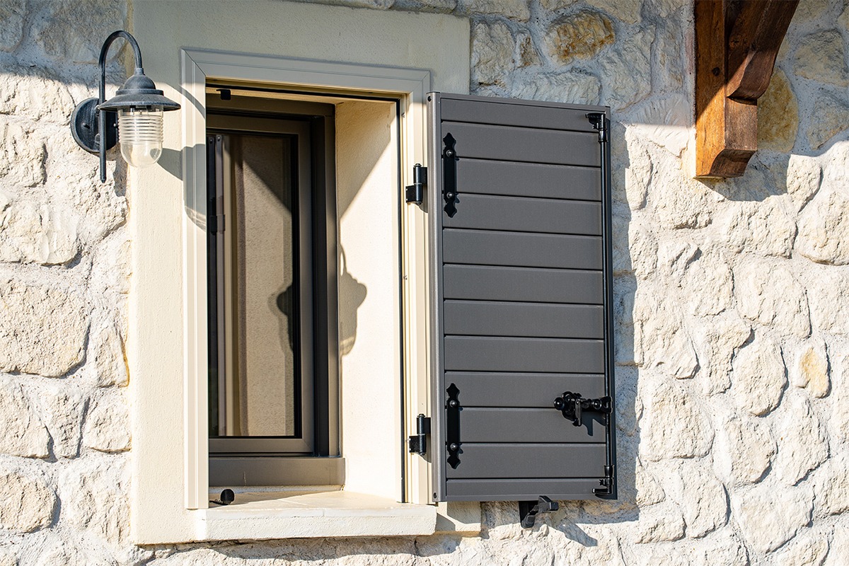 Volets battants gamme Intemporel modèle Hypnos - RAL2900