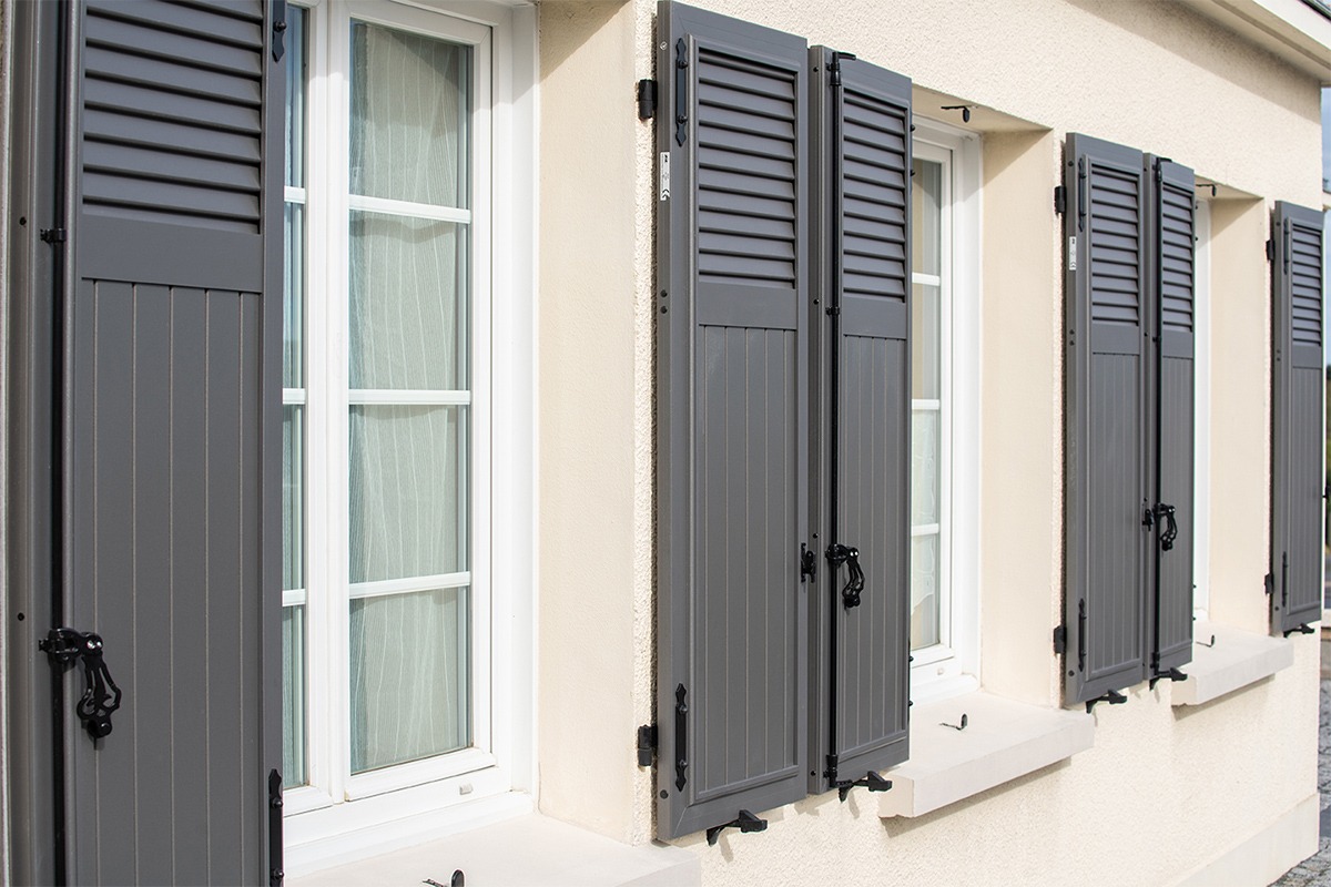 Volets battants gamme Intemporel modèle Iris - RAL2900