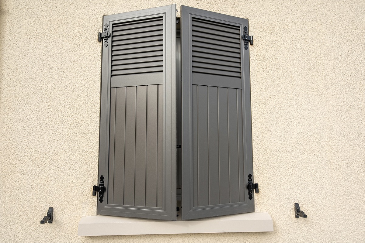 Volets battants gamme Intemporel modèle Iris - RAL2900